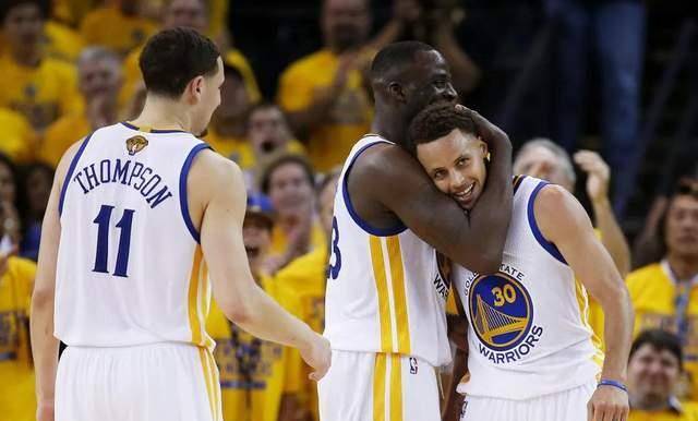  库里三分雨浇灭对手反扑势头勇士稳居榜首