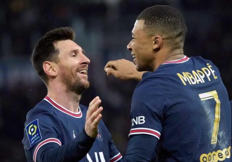  巴黎圣日耳曼主场完胜对手稳固榜首位置